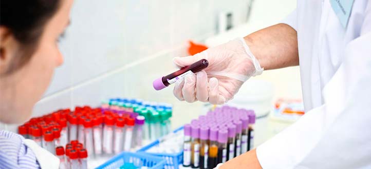 Беременная сдает кровь