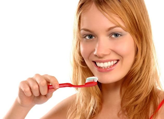 ежедневная чистка зубов предотвратит развитие язвочек на десне