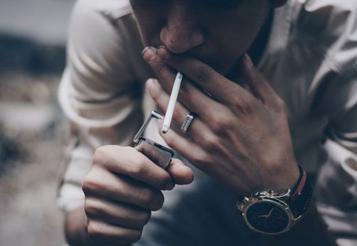 Курящий парень