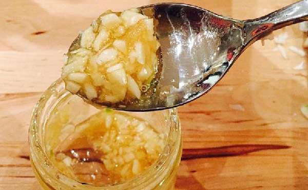 Лук с медом и чесноком