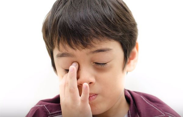 Мальчик с темными мешками под глазами. Трогает пальчиками один глаз