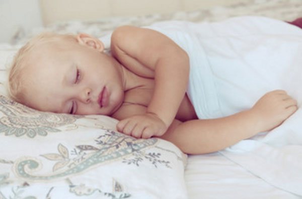 Маленький ребенок спит