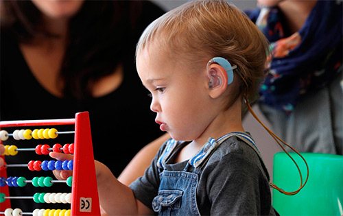 Методы проверки слуха у новорожденных деток. Способы врачей роддома. Как могут проверить слух родители в домашних условиях?