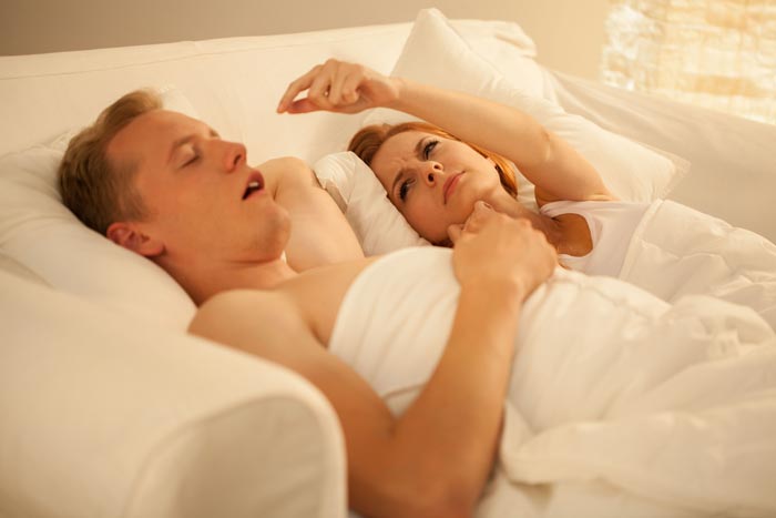 мужчина и женщина в кровати