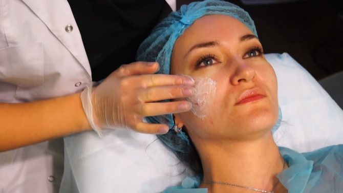 Обработка лица анестетиком