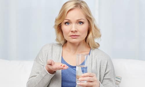 Рекомендуется употреблять лекарство между приемами пищи на голодный желудок трижды в день