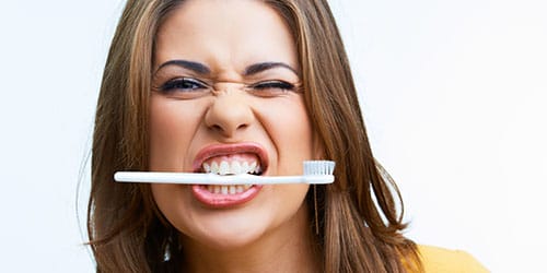 выплевывать зубы во сне