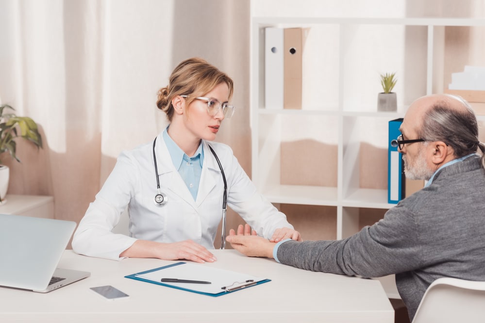 девушка врач и мужчина пациент